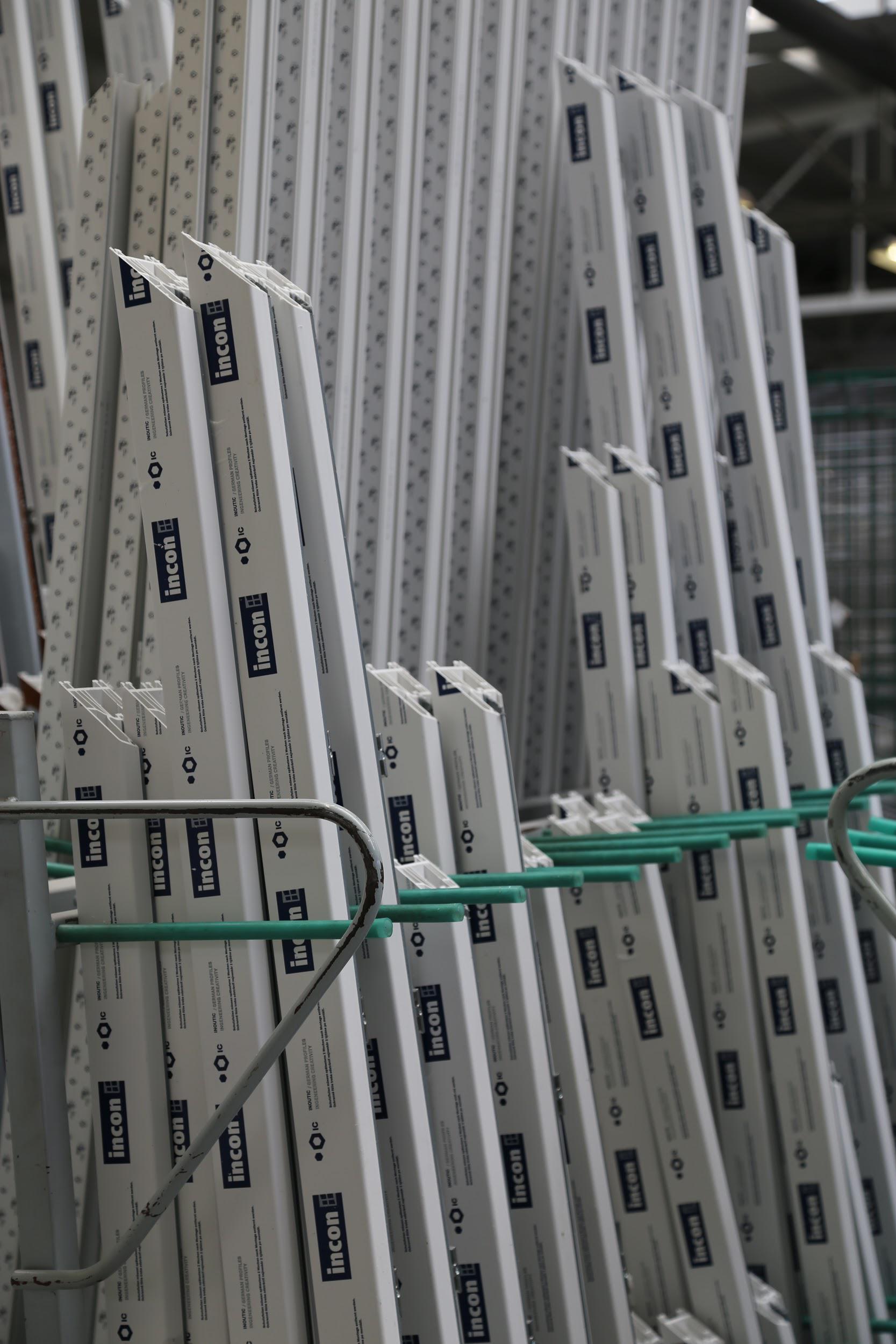 Plastové profily čakajúce na spracovanie